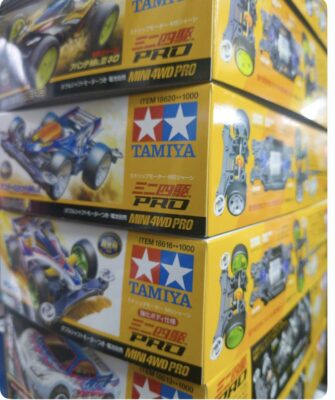 タミヤのミニ四駆PROシリーズの製品箱が積み重なっている様子。様々なデザインのミニ四駆が描かれている。
