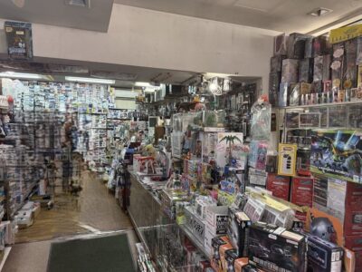 プラモデルやフィギュアが棚いっぱいに陳列されたホビーショップの店内の様子。